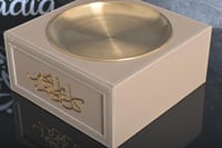 تبسي ملبس جلد بيج مع صحن استيل 30*30ارتفاع12 مع اخ...