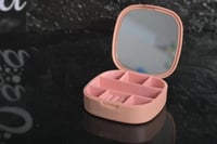 مجموعه(12) شنط كسسورات مع مراية مع اختيار الثيم من...