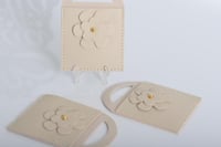 مجموعه (12) جيوب جلد مع ورده بيد لون بيج