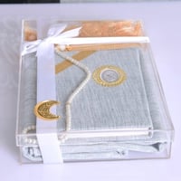 مجموعة اكريلك مصحف مع سجادة وسبحة وكتابة حسب الطلب