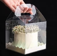 مجموعة (12) علب كيك شفاف بيد - 13*13*13 سم