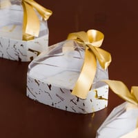 مجموعة (12) علب اكريلك بزينة شكل قلب ابيض مع خط ذه...