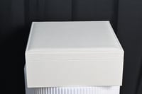 تبسي جلد بغطاء للحلويات لون ابيض بغطاء جلد تبسي رخ...