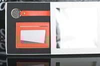 مجموعه(12) محفظة جلد مع الميدلية بي علبة شفاف 17*1...