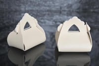 مجموعه(12) شنطة جلد توزيعات لون سكري