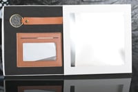 مجموعه(12) محفظة جلد مع الميدلية بي علبة شفاف 17*1...