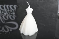 مجموعه (12) شموع ابيض شكل عروسة بي علبة شفاف