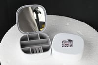 مجموعه(12) شنط كسسورات مع مراية مع اختيار الثيم من...