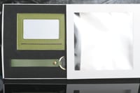 مجموعه(12) محفظة جلد مع الميدلية بي علبة شفاف 17*1...