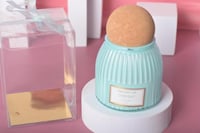 مجموعه (12) شموع زجاجية بي علبة سماوي وغطاء خشبي م...