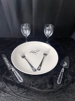 طقم صحن مع كاسات وملاعق