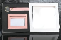 مجموعه(12) محفظة جلد مع الميدلية بي علبة شفاف 17*1...