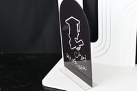 استاند اكريلك بعبارة(احلا من يتناديك يا أجمل خريجة...