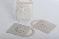 مجموعه (12) جيوب جلد مع ورده بيد لون رصاصي