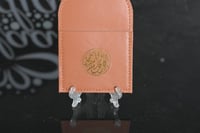 مجموعه (12) جيوب جلد بني مع عبارة كل عام وانتم بخي...