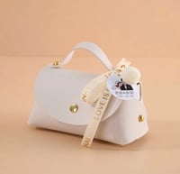 مجموعة (12) شنط توزيعات جلدية مستطيلة لون ابيض مع...