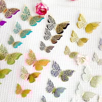مجموعة (12) ملصق شكل فراشة ملونه بتصميم قص مجوف