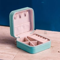 مجموعة (12) شنطة اكسسوارات بشكل مربع