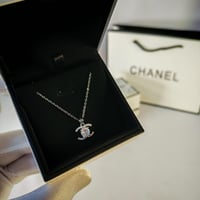 سلسال شانيل فضي بشعار الكريستال