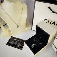 سلسال شانيل فضي بشعار الكريستال