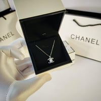 سلسال شانيل فضي بشعار الكريستال