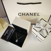 سلسال شانيل فضي بشعار الكريستال