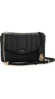 شنطه من دكني DKNY