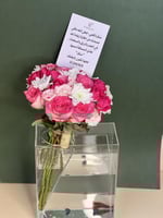 فازة سمك مع ورد طبيعي