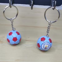 ميدالية بشعارات أندية أوروبية مختلفة