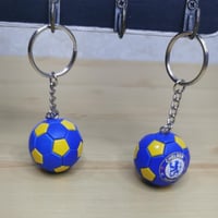 ميدالية بشعارات أندية أوروبية مختلفة