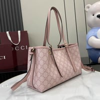 شنطة توت جوتشي متوسطة G G Emblem Medium Tote