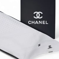 شماغ شانيل ابيض