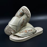 حذاء شرقي مطرز