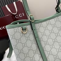 شنطة توت جوتشي متوسطة G G Emblem Medium Tote