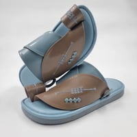 حذاء شرقي مطرز