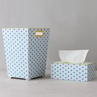 سلة مهملات مع علبة منديل منقط لون أبيض وأزرق