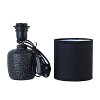 أباجورة طاولة أنيقة مع إضاءة خافتة