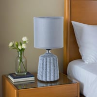 أباجورة طاولة أنيقة مع إضاءة خافتة