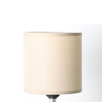 اباجورة طاولة بإضاءة هادئة