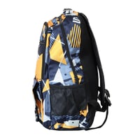 شنطة مدرسيه مع جيوب مقسمة للاولاد والبنات - لون اص...