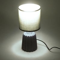 أباجورة طاولة أنيقة مع إضاءة خافتة