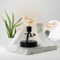 مصباح طاولة على شكل عصفور فوق الغصن