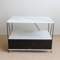 طاولة جانبية رفين ودرج - أبيض وأسود