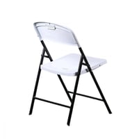 كرسي ابيض قابل للطي بأرجل من حديد