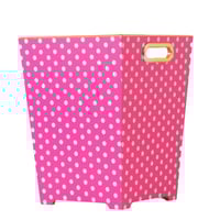 سلة مهملات مع علبة منديل لون وردي وأبيض