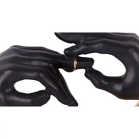 صحن سيراميك مع مجسم يد ذهبي