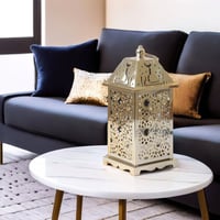 فانوس رمضان تصميم جميل بشكل مربع لون ذهبي
