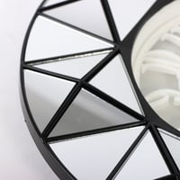 ساعة حائط مودرن بتصميم مرايات مثلثة الشكل لون أسود