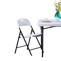 كرسي ابيض قابل للطي بأرجل من حديد