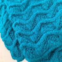 بطانية رمية كنب محبوكة لون أزرق مقاس 127*152 سم-O-...